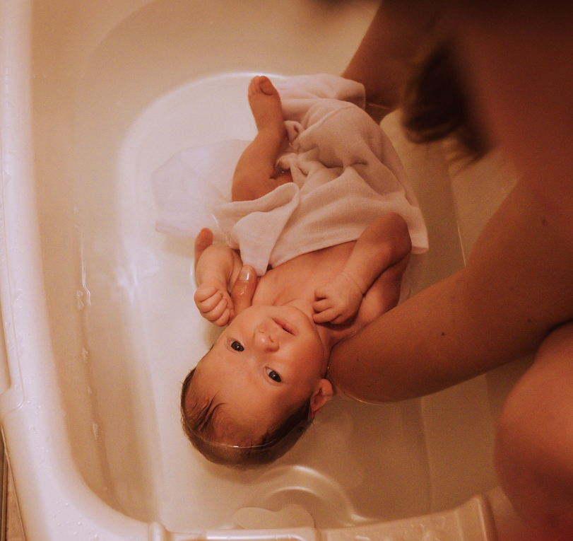 Le bain enveloppé : un moment de bien-être pour bébé, Autour de bébé