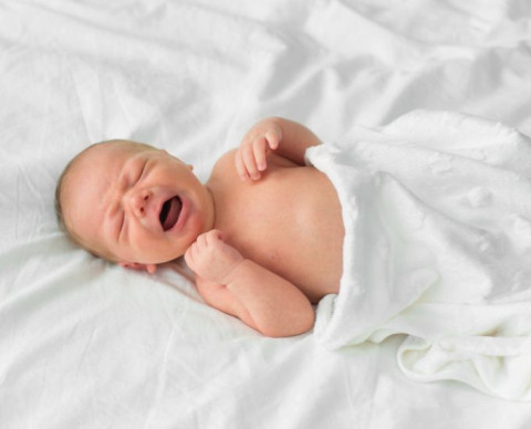 Bébé pleure dans son sommeil : pourquoi ?