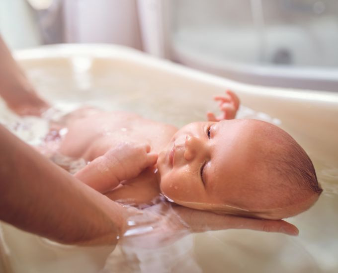Le bain de maman versus le bain de bébé - Tiniloo