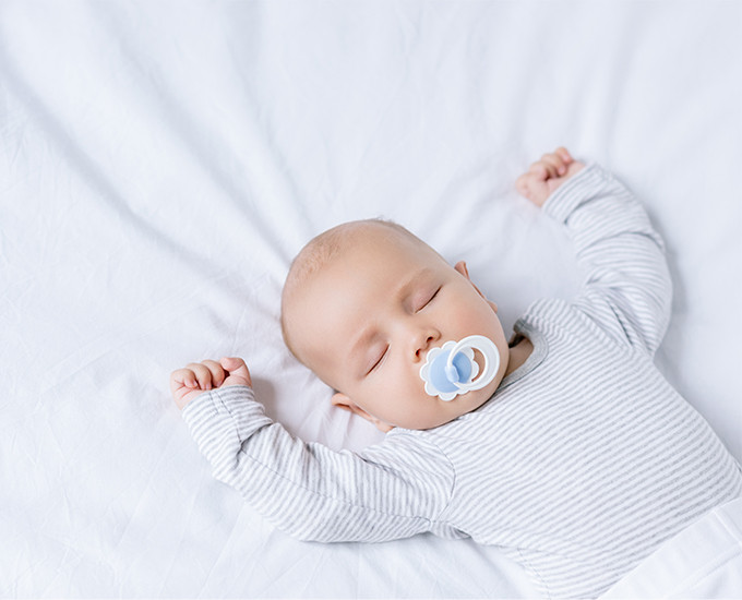A quel âge bébé peut-il dormir sur le ventre ? Conseils pour un sommeil en  toute sécurité.