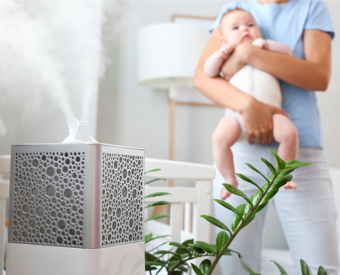 Comment et pourquoi humidifier l'air de la chambre de bébé ?